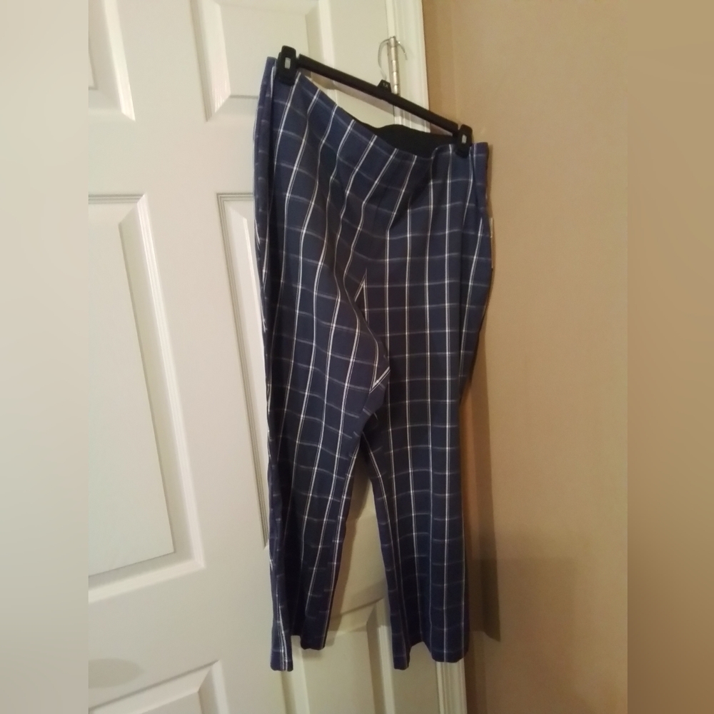 - Women's New Day Crop Pants with side zipper and two back pockets NWT - Picture 1 of 4